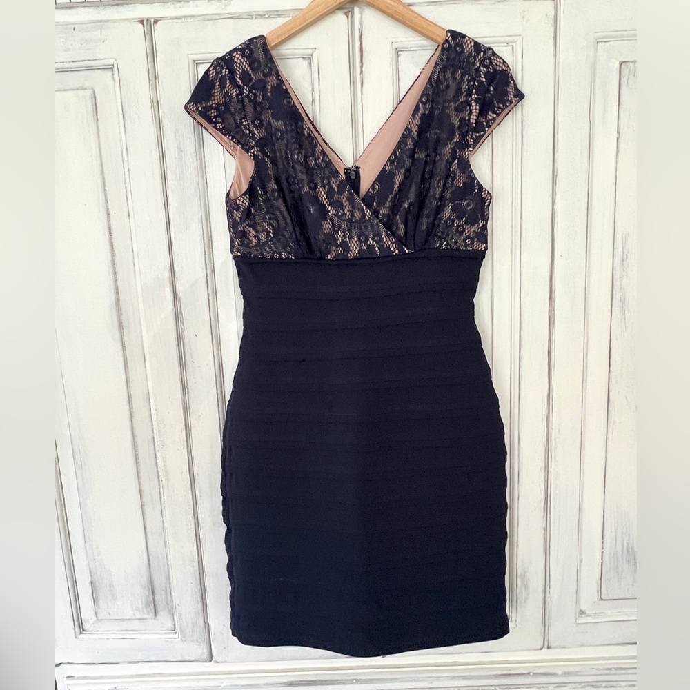 🟠ADRIANNA PAPELL Lace and Shutter Pleat Dress in Navy Sz 4